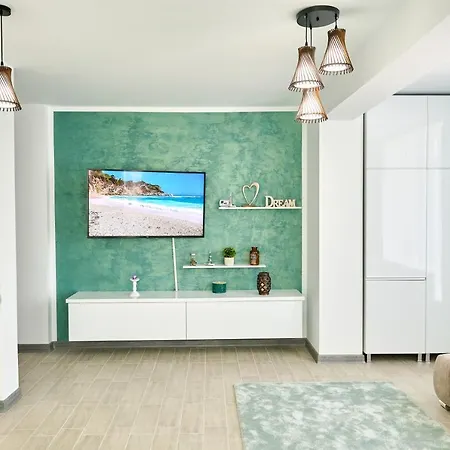 Smarald Alezzi N Pools Apartment